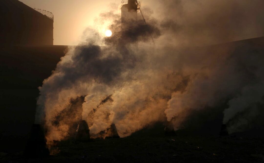 Columnas de humo emergen de un horno de ladrillos en Karachi (Pakistán). Foto: EFE