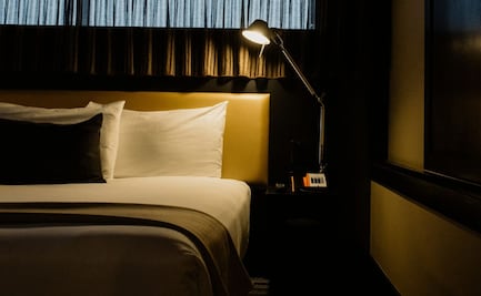 ¿Por qué no deberías dormir con las luces encendidas?