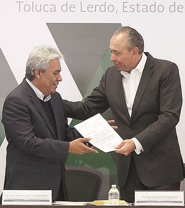 Luego de tomarle protesta al delegado del Edomex, Manuel González, José Reyes Baeza dijo que el ISSSTE atiende a pacientes con adicciones (FOTO TOMADA DE TWITTER)