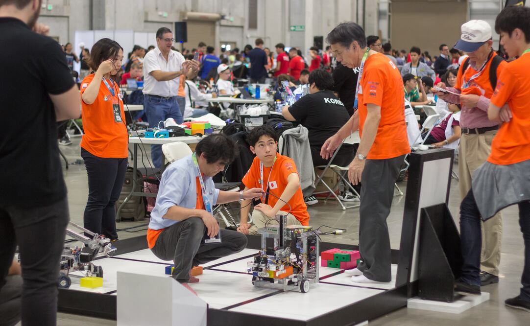 Un grupo de japoneses revisa sus equipos tecnológicos en la XIV Olimpiada Mundial de Robótica, que se realizará de este viernes al próximo domingo en Costa Rica. (FOTO: Cortesía de WRO)
