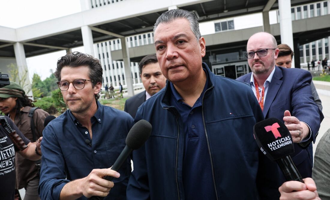 El senador estadounidense Alex Padilla, demócrata de California, habla con periodistas afuera del edificio federal Wilshire, luego de ser expulsado por la fuerza tras interrumpir una conferencia de prensa celebrada por la secretaria de Seguridad Nacional, Kristi Noem, en Los Ángeles el 12 de junio de 2025. Foto: AFP