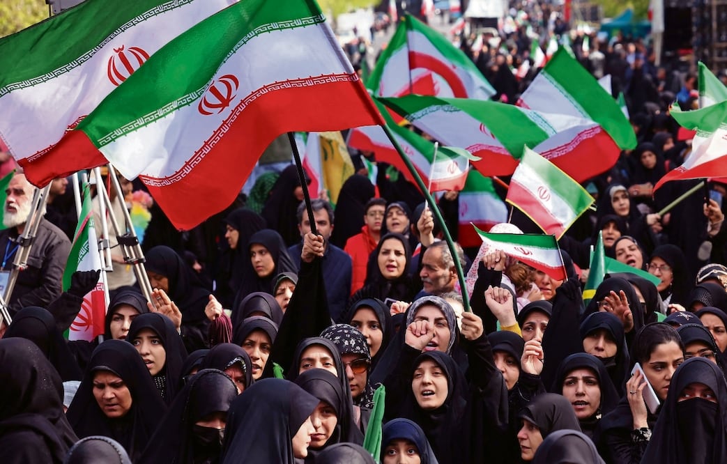 Iraníes se congregaron ayer durante un acto conmemorativo, 40 días después del mortal ataque a una escuela infantil en la ciudad sureña de Minab. Foto AFP