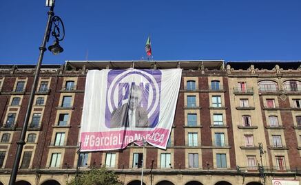 Colocan mega lona de García Luna en el Zócalo previo a marcha, pero ciudadanos en favor del INE la quitan