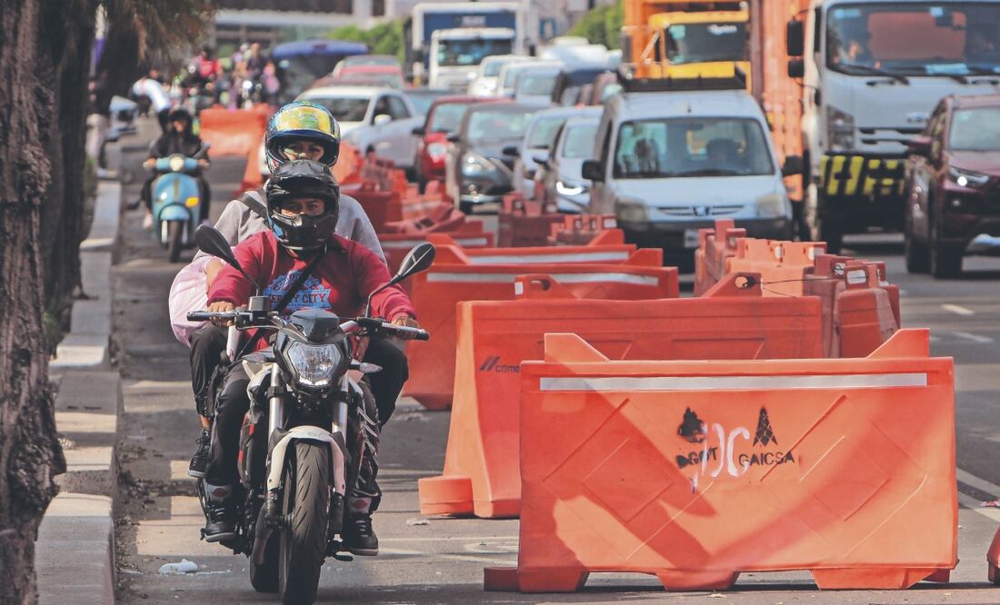 Luego de que desde el 30 de julio comenzó la prueba piloto de la ciclovía La Gran Tenochtitlan, motociclistas la utilizan para sortear el tránsito generado por la reducción de un carril en calzada de Tlalpan. En tanto, los peatones se bajan de la banqueta por la presencia de material de construcción. Foto: de Darío Luna. El Universal