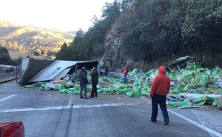 Tráiler cargado con alimento para perros vuelca en la México-Puebla; conductor pierde la vida