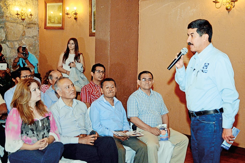 Javier Corral dijo que como líder del PAN no puede ser dique para alguien que aspire a ser candidato y avenida para otros, él garantizará equidad (ESPECIAL )