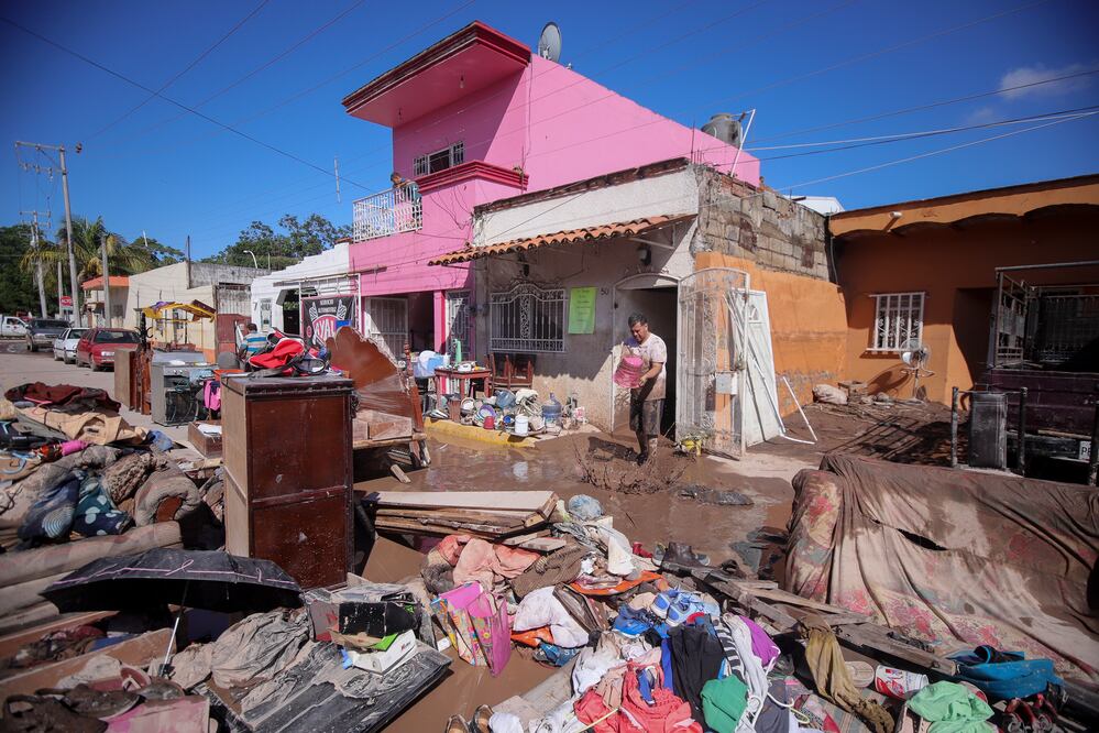 Los habitantes del municipio de Tuxpan en Nayarit limpian sus casas del fango que dejó la inundación por el desborde del río Acaponeta luego del paso del huracán “Willa” (Foto: Carlos Zepeda)