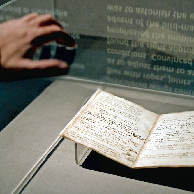 Escrito al revés, el libro contiene 72 páginas con 360 imágenes.