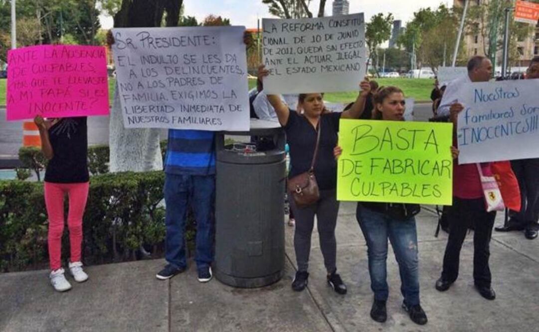 Families protesting outside the prison in State of Mexico (Photo: Dennis García / EL UNIVERSAL)