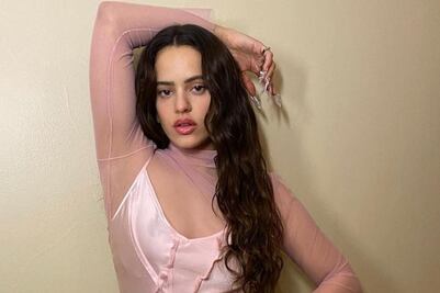 Rosalía tiene el traje de baño cut out perfecto para la temporada