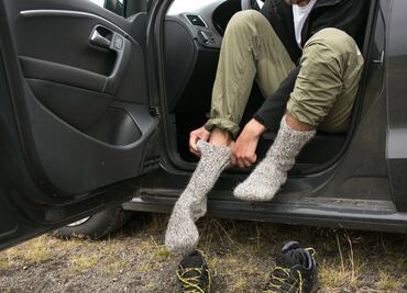 ¿Te pueden multar por manejar en chanclas o descalzo? Esto dice el reglamento