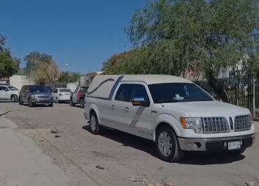 Entre aplausos y lágrimas, despiden a hermanitas asesinadas en Hermosillo, carrozas recorren por última vez su casa y su escuela
