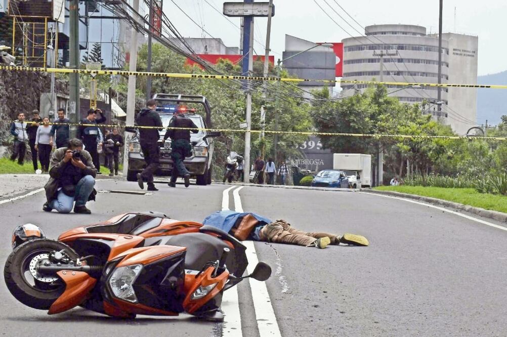 Édgar, de 25 años, fue reconocido por sus familiares en el Incifo. Explicaron que el joven utilizaba la moto para trasladarse de la escuela al trabajo, por lo que consideran, sabía manejar la unidad. Foto: ARMANDO MARTÍNEZ. EL UNIVERSAL