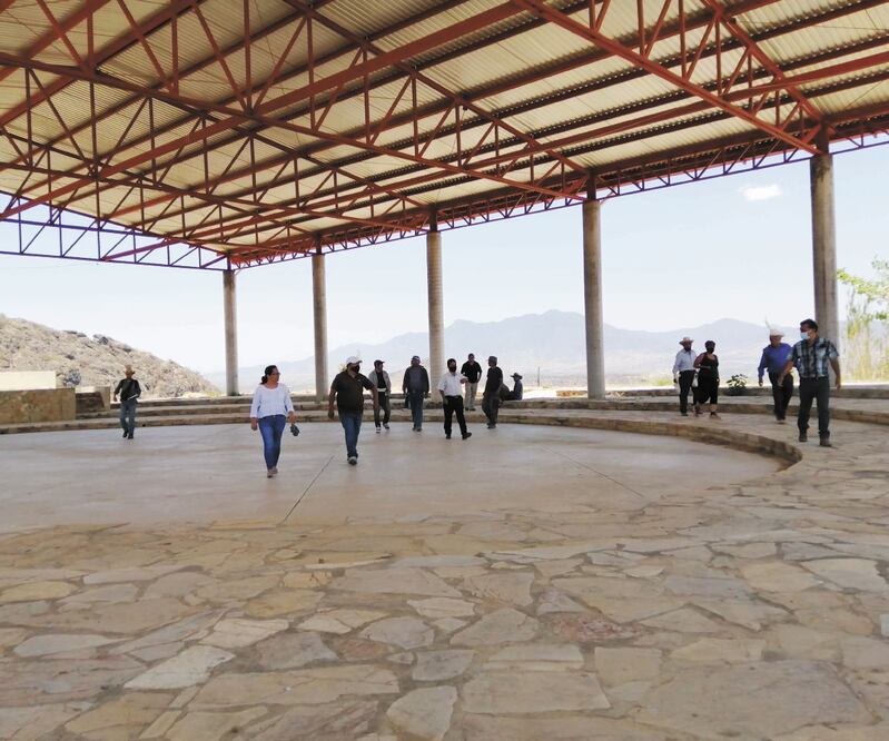 Los zapotecas iban al cerro a dar gracias por sus cosechas. Hoy, sus descendientes suben para realizar su Guelaguetza. Foto: Juan Carlos Zavala/EL UNIVERSAL
