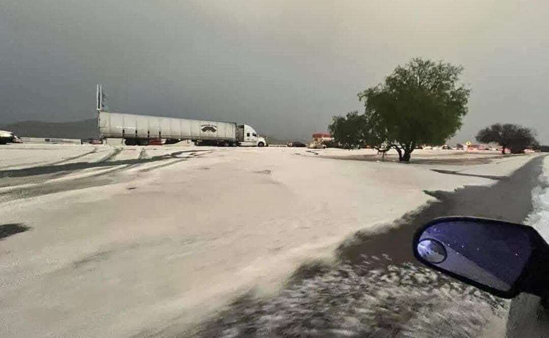 Granizada sorprende a San Luis Potosí y llena de blanco calles y carreteras. Foto: Redes sociales