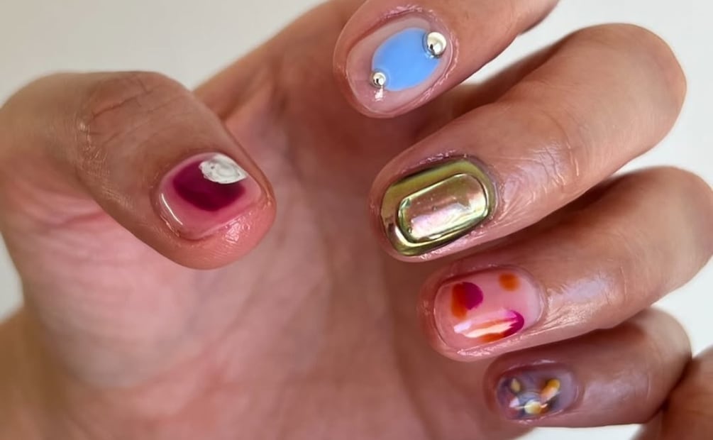 Uñas con estilo metálico y en colores. Foto: Instagram @kkoht_nails