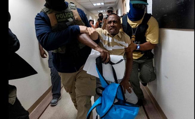 Juez federal prohíbe al gobierno Trump detener migrantes en los juzgados; política es "arbitraria y caprichosa", afirma