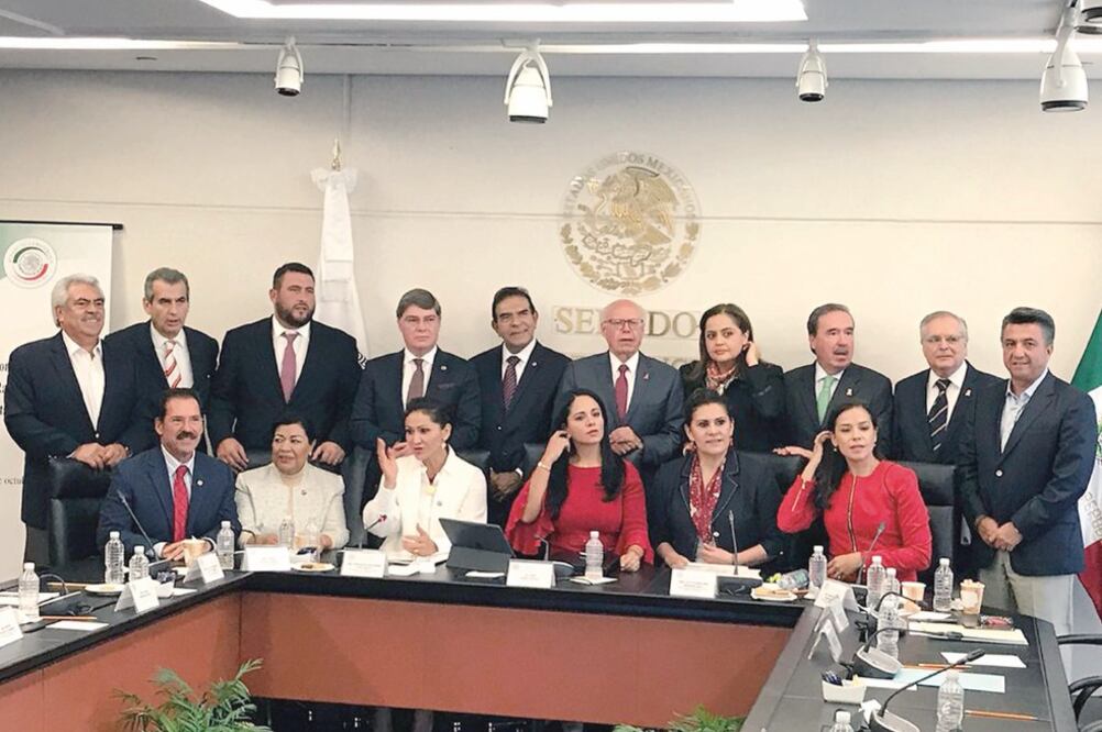 José Narro (centro), titular de la Secretaría de Salud, recordó que durante la contingencia se aplicó una estrategia de reconversión hospitalaria que permitió en la CDMX liberar 3 mil camas para la atención de la emergencia. (TOMADA DE TWITTER)