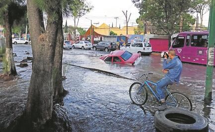 Megafuga de agua en Iztapalapa abre socavón