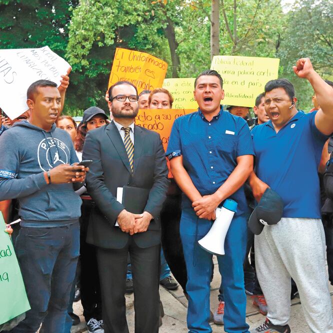 El abogado Enrique Carpizo (centro) dijo que legisladores no concuerdan con liquidaciones de 3 mil 500 pesos a federales. BERENICE FREGOSO. EL UNIVERSAL