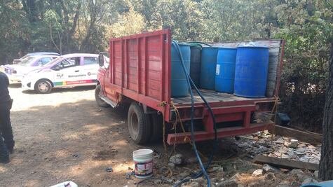 Aseguran seis vehículos con garrafones de combustible en Morelos