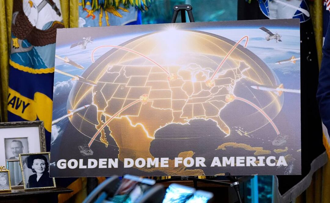 Un cartel que representa la Cúpula Dorada se muestra mientras el presidente Donald Trump habla en la Oficina Oval de la Casa Blanca, el martes 20 de mayo de 2025, en Washington. Foto: AP