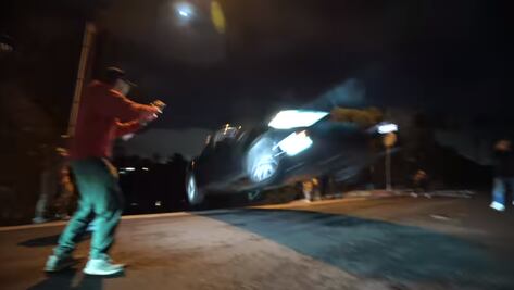 Hombre renta un Tesla y salta por los aires en peligroso video para redes sociales