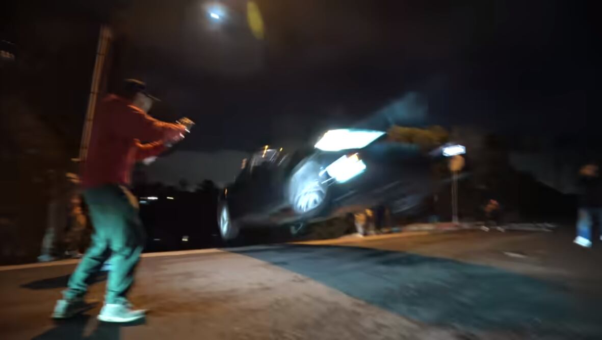 Hombre renta un Tesla y salta por los aires en peligroso video para redes sociales