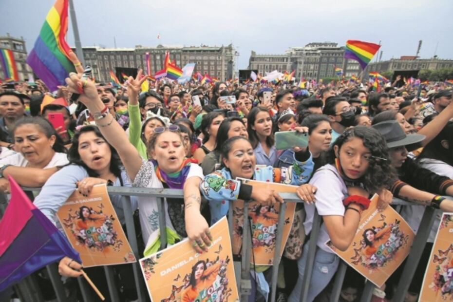 La música y la lluvia forman un arcoíris en el Zócalo