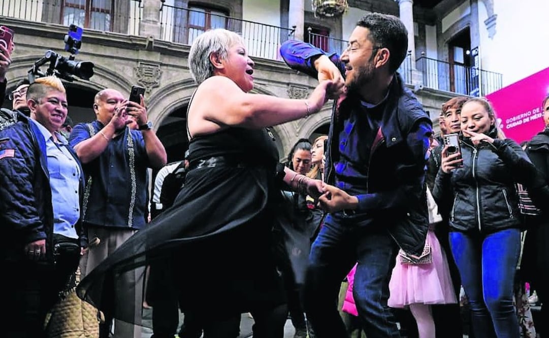 El jefe de Gobierno, Martí Batres, bailó a ritmo de los sonideros en el Museo de la Ciudad de México. Foto: Especial