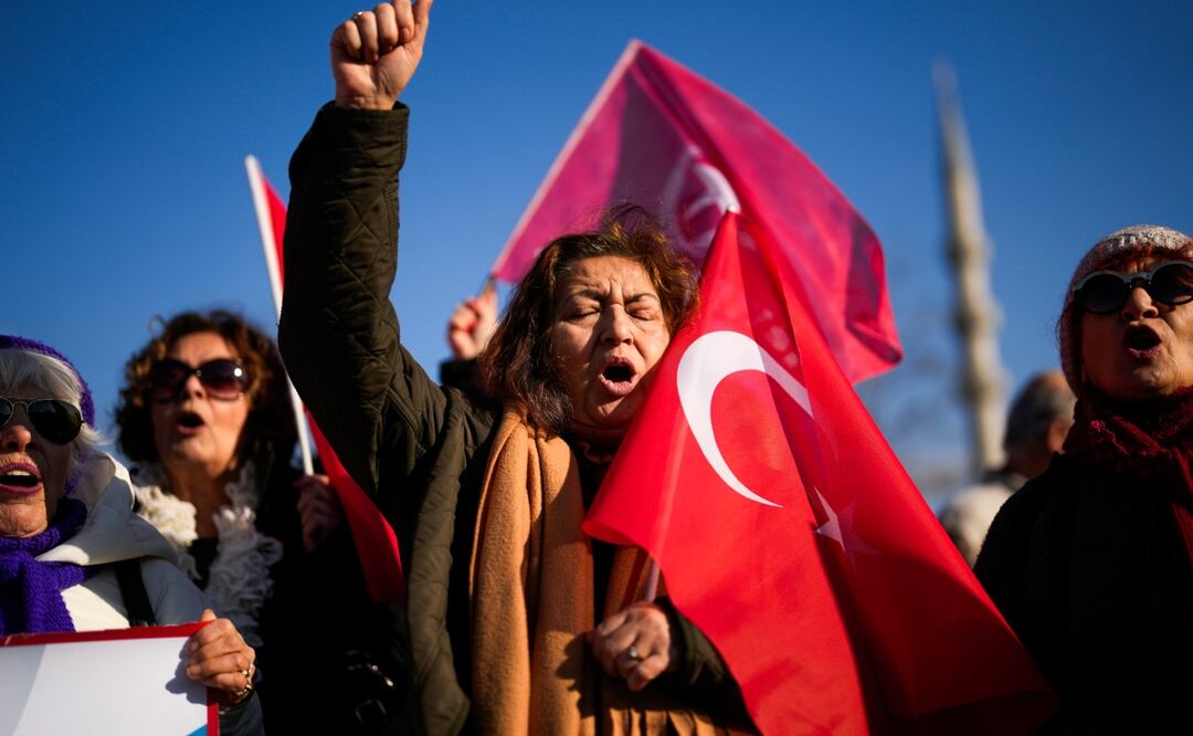 Gente se manifiesta contra el ingreso de Suecia a la OTAN, en Estambul, Turquía, martes 23 de enero de 2024. Foto: AP Foto/Francisco Seco