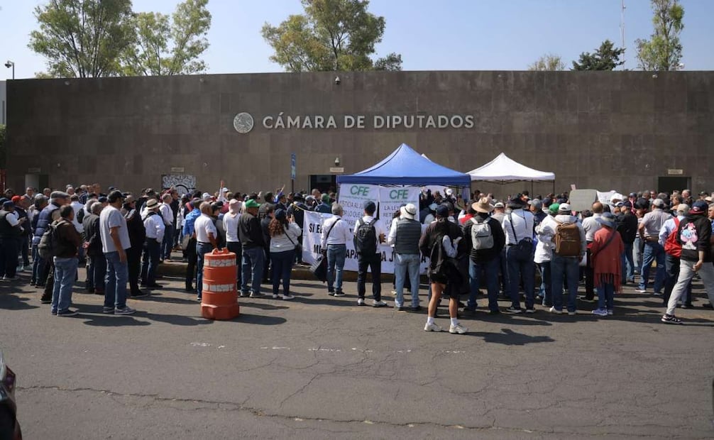 Protesta de jubilados de la extinta Luz y Fuerza del Centro (LyFC) y la actual Comisión Federal de Electricidad (CFE) afuera de la Cámara de Diputados para exigir el respeto a su pensión, tildadas como "pensiones doradas" (25/03/2026). Foto: Gabriel Pano/ EL UNIVERSAL