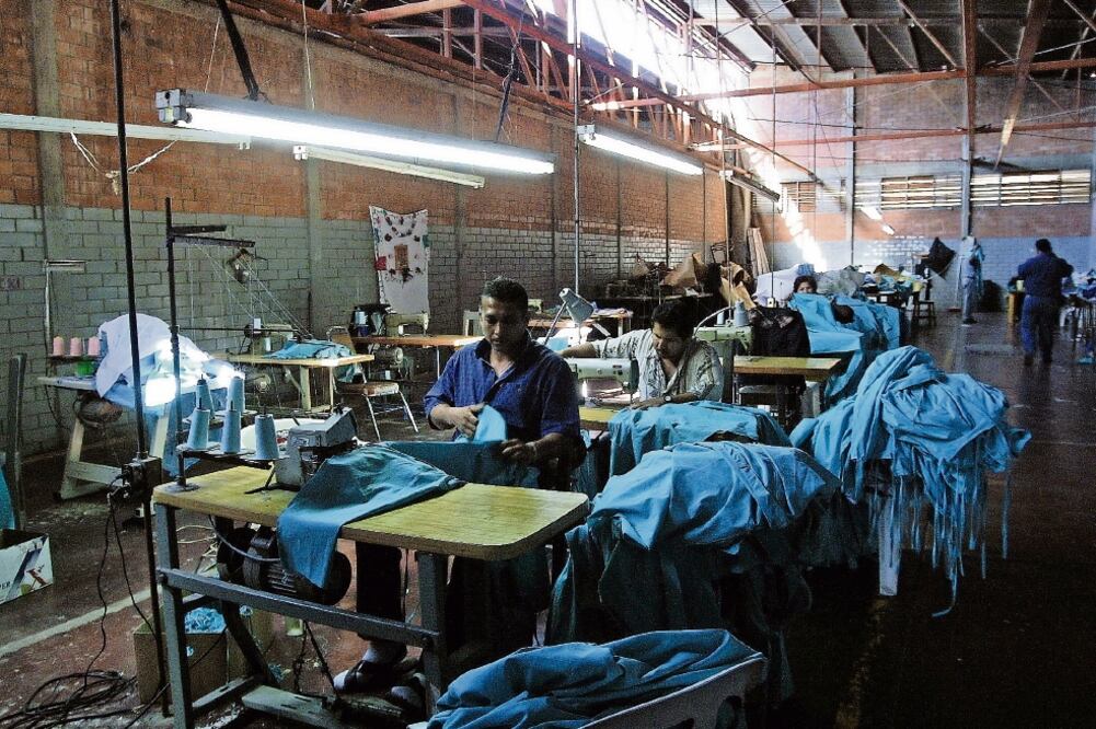 En algunas prisiones, como en Sonora, existen talleres de diferentes oficios donde los internos laboran para ganar un sueldo y mantener a su familia (ARCHIVO EL UNIVERSAL)