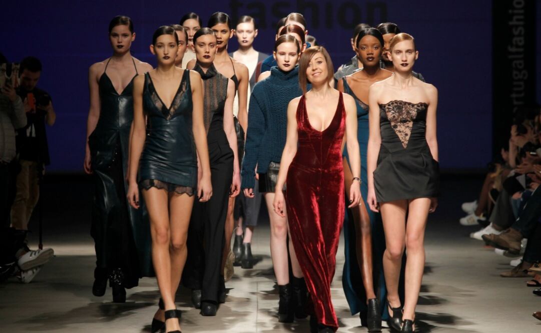 Foto: www.viewfashionbook.com | Final de la pasarela de Fatima Lopes, donde la diseñadora también desfiló