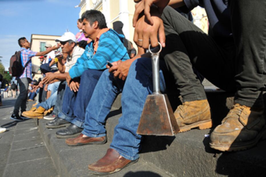 Protestan trabajadores de limpia en Xalapa ante crisis de basura