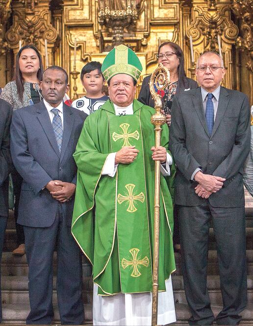 Visitan la catedral. Norberto Rivera, recibó a Guy Lamothe (izq.), embajador de Haití, e inmigrantes en la Homilía (ARCHIVO. EL UNIVERSAL)