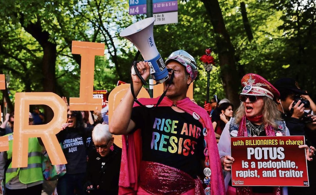 Afuera del Metropolitan Museum manifestantes lanzaron consignas contra Jeff Bezos. Foto: Agencias