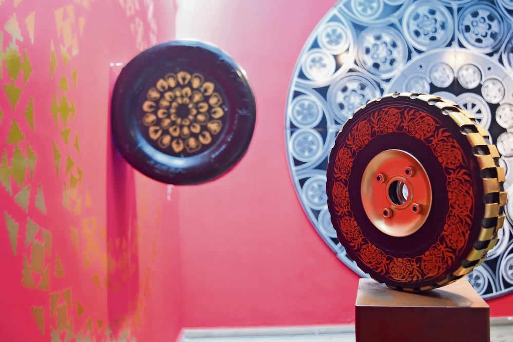 La muestra Sombras suspendidas está conformada por pinturas, arte-objeto y una instalación, piezas con las que la artista quiso intervenir la arquitectura de la galería. Foto: Eduardo Castañeda / EL UNIVERSAL