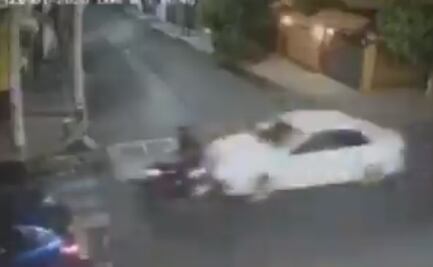 Auto embiste a motociclista, le pasa por encima y huye en Magdalena Contreras  