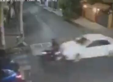 Auto embiste a motociclista, le pasa por encima y huye en Magdalena Contreras