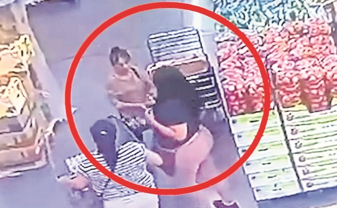 En redes circula un video en el que se muestra como “trabaja” una banda que no tarda ni tres minutos en quitarle sus pertenencias a una compradora. Foto: TOMADA DE VIDEO