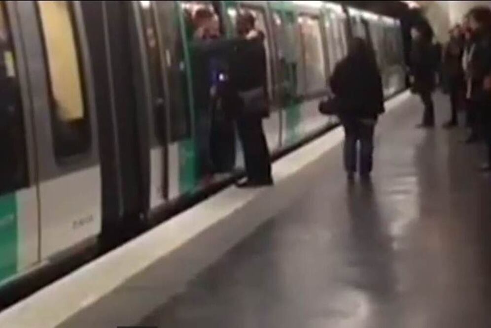 Aficionados del Chelsea insultaron a un hombre de color en el metro de París. Archivo 