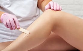 Cómo quitar los vellos encarnados de las piernas