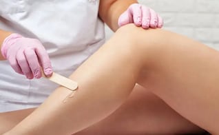 Cómo quitar los vellos encarnados de las piernas