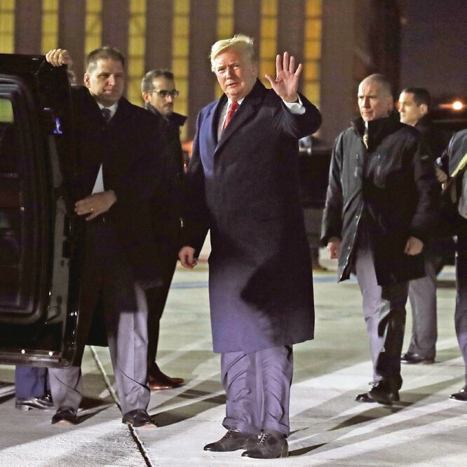 El presidente Donald Trump al llegar ayer al aeropuerto Orly, cerca de París. SCOTT OLSON. AFP