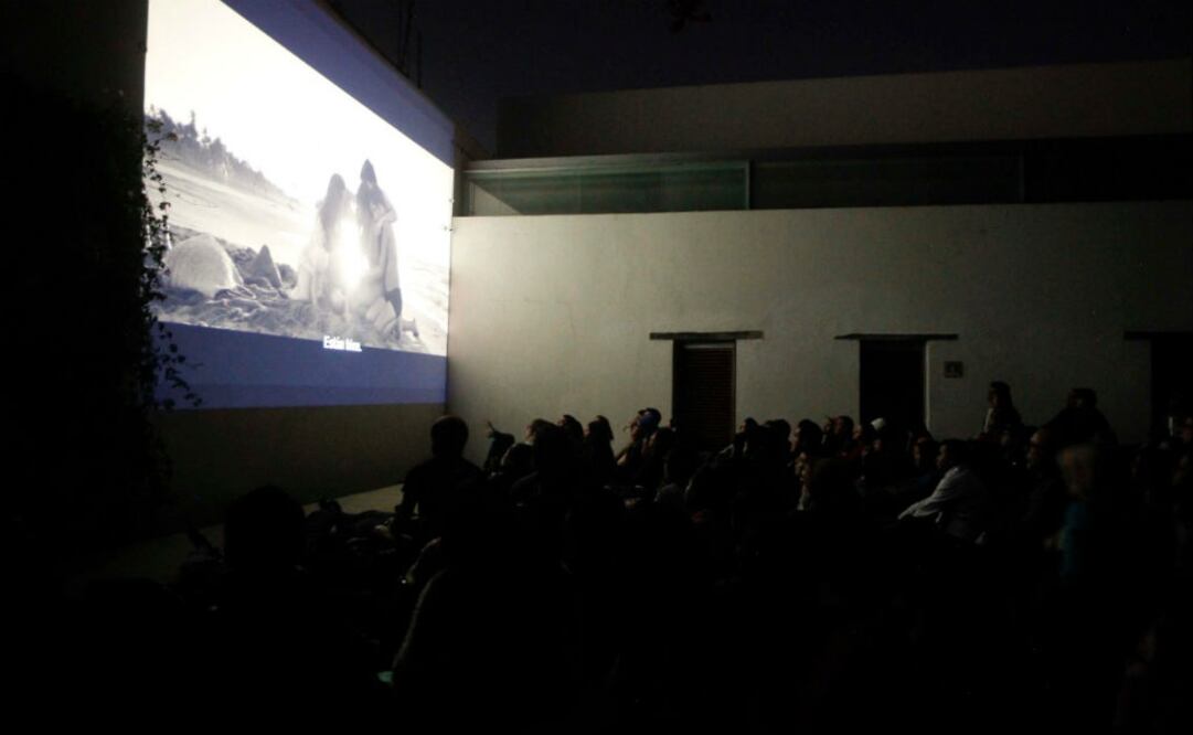La función se realizó al aire libre y en un proyector que convirtió los blancos muros del recinto cultural, en una pantalla de cine. Foto: Mario Arturo Martínez