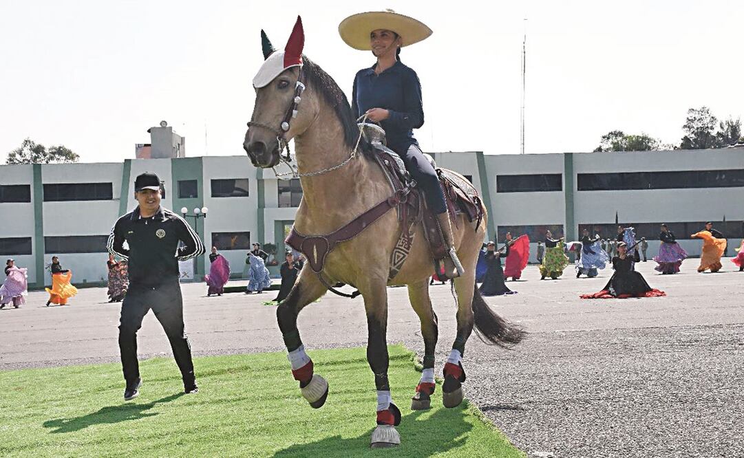 Los elementos de la Defensa Nacional y la Guardia Nacional ensayan para escenificar a diferentes personajes históricos. Foto: ESPECIAL