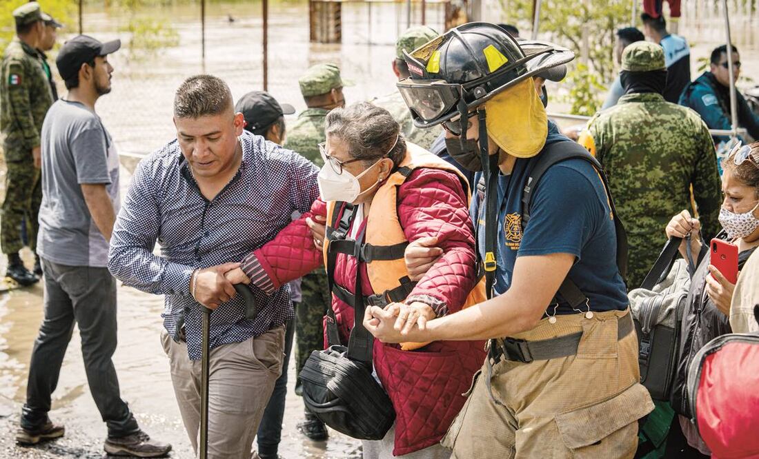 Apoyados por elementos del Ejército, decenas de familias fueron evacuadas en el fraccionamiento La Rueda con ayuda de lanchas. Foto: Demián Chávez / EL UNIVERSAL.