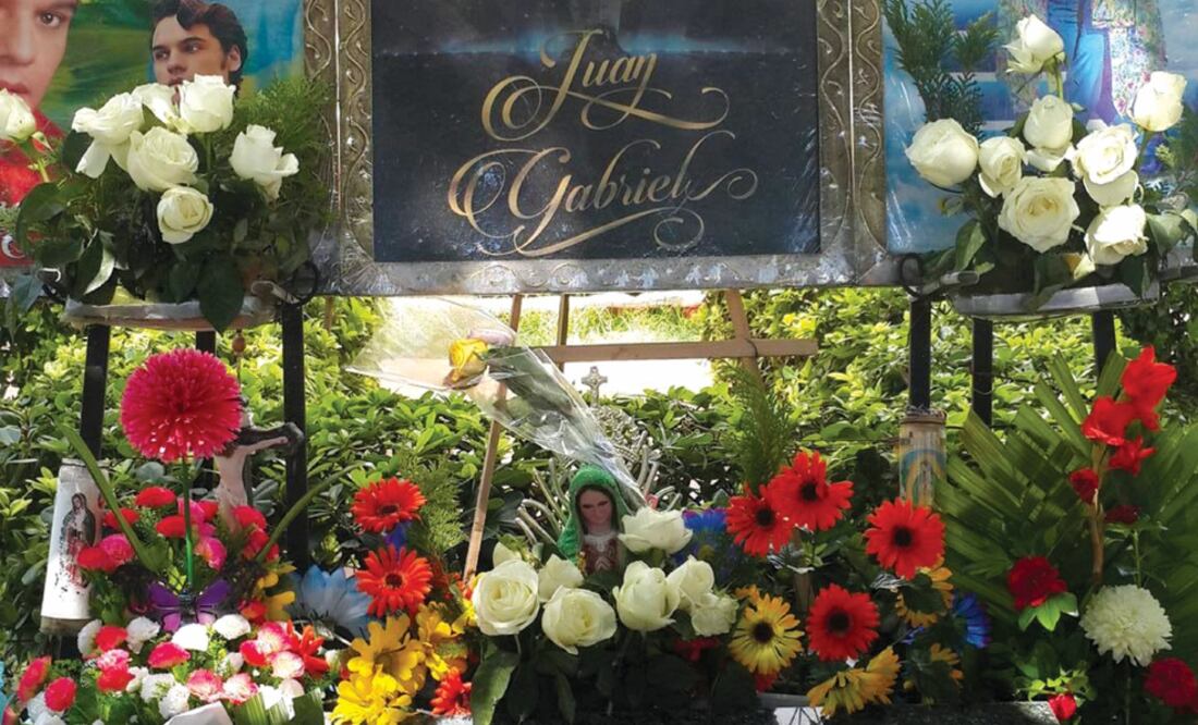 Fans pusieron ofrendas a la entrada de su casa (ARIÁN MACÍAS. EL UNIVERSAL)