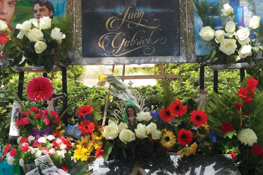 Fans pusieron ofrendas a la entrada de su casa (ARIÁN MACÍAS. EL UNIVERSAL)